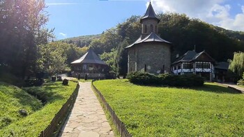 Cozi uriașe la Mănăstirea Prislop! 15.000 de pelerini așteptați astăzi la evenimentul de canonizare a lui Arsenie Boca