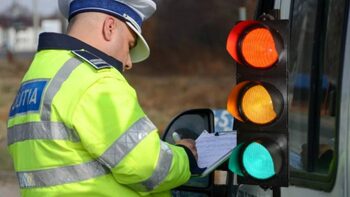 O nouă amendă pentru șoferii români care stau la semafor. Mulți fac această greșeală în trafic pentru că nu știu (…)