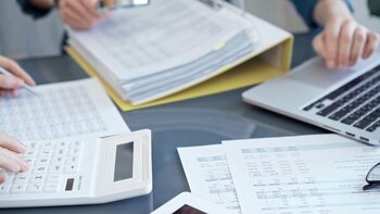 O nouă taxă crește în România. Cine va scoate mai mulți bani din buzunar