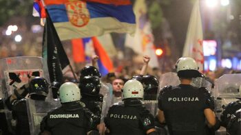 Peste 100.000 de sârbi au ieșit pe străzi să ceară alegeri anticipate