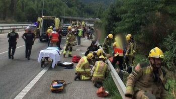 (VIDEO) 10 persoane rănite, două în stare gravă, după ce un autocar s-a răsturnat în Catalonia