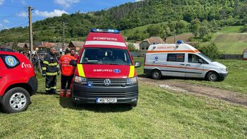Un copil de aproape 3 ani a MURIT după ce a fost lovit de o mașină, pe un drum comunal din județul Cluj