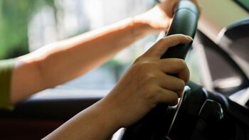 Șoferiță depistată conducând cu 163 km/h pe un sector de drum cu limita de viteză de 50 km/h