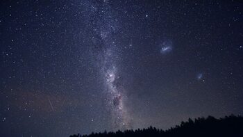 O nouă ipoteză despre materia întunecată: misterioasa „strălucire” din centrul Căii Lactee ar putea proveni din (…)