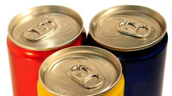 STUDIU: Consumul excesiv de sucuri carbogazoase și alcool provoacă albirea accelerată și căderea părului la tineri