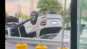 Un șofer a murit după ce a fost aruncat prin trapă și prins sub mașina răsturnată de un Logan