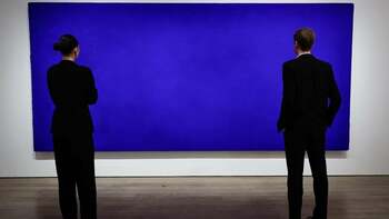 VIDEO Record în Franța: Un tablou monocrom de Yves Klein, vândut la licitaţie pentru 18,4 milioane de euro