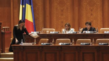 Scandal uriaş în Parlament. Diana Buzoianu, chemată să dea explicaţii despre criza apei: