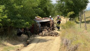 Un bărbat a murit strivit de un tractor cu lemne