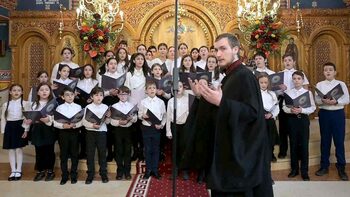 Copiii din corul bisericesc Tronos Junior sunt batjocoriți la școală pentru credința lor creștin-ortodoxă: Le e (…)