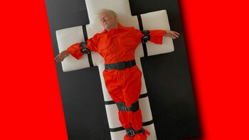 O sculptură cu Trump, îmbrăcat în costum de închisoare și legat de o cruce, expusă în Elveția. A atras 3000 de (…)