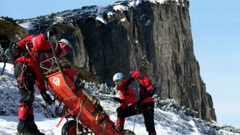 Doi turiști au murit în Munții Făgăraș, după ce au alunecat sute de metri. A treia persoană s-a salvat ca prin minune