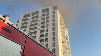 Incendiu cu degajări mari de fum la un bloc de 11 etaje din Bucureşti. 17 persoane, transportate la spital