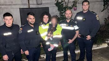 Fetiţă de 3 ani, găsită de un brăilean rătăcind pe stradă desculţă, doar în rochie. Poliţiştii au adus-o acasă