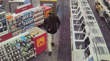 Un hoţ deghizat în vrăjitoare a furat un laptop de 100 de milioane dintr-un magazin Altex, în Lugoj