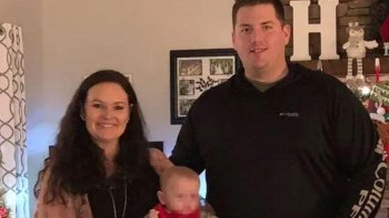 Copil de 2 ani, găsit lângă părinţii săi morţi. Încerca să se joace cu ei, crezând că dorm, în SUA