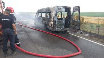 Microbuz mistuit de flăcări pe DN 22, în Tulcea. 20 de pasageri s-au salvat la timp