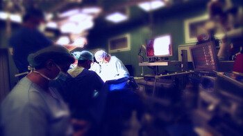 Scandal uriaș la Floreasca. Doi medici, ridicați de mascați direct din sala de operație