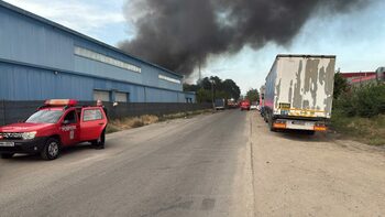 INCENDIU de proporții în sectorul 6 al Capitalei. Intervenție în forță pentru stingerea flăcărilor de la un depozit
