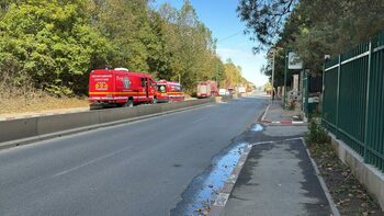 Două mașini în flăcări, în Voluntari. Incendiul s-a extins și la o țeavă de gaze, zeci de persoane evacuate