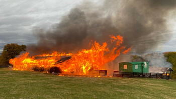 Incendiu devastator în Băicoi. O persoană a fost găsită carbonizată, flăcările au cuprins o casă şi o rulotă