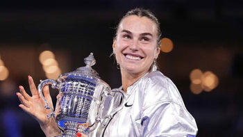 Aryna Sabalenka zâmbește larg, de la înălțime