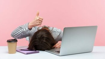 Cum ar reacționa românii la o zi de lucru de 13 ore: generația Z refuză, milenialii s-ar adapta