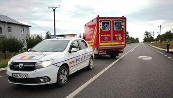 Grav accident în Bihor. Minor de 15 ani, rănit după ce a intrat cu mopedul într-un stâlp de pe marginea drumului