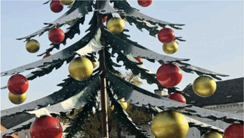 Eșec decorativ la Timișoara! Bradul neconvențional aprinde controverse înainte de sărbători: „Bătaie de joc, cel mai (…)