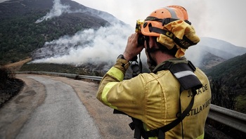 „Am fost furios când am văzut condițiile pompierilor”. Fotbalistul a ajutat la stingerea incendiilor devastatoare, (…)