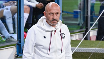 Idee ieșită din comun! Antrenorul Bolognei vrea să dea indicații din spital la meciul cu FCSB