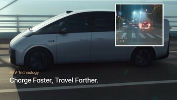 VIDEO O mașină electrică a luat foc în mers la Shanghai / Ce riscuri ascund bateriile cu încărcare rapidă