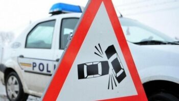 Doi polițiști locali au intrat cu mașina de serviciu într-un cap de pod
