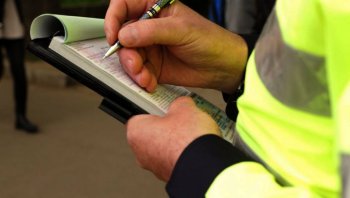 Dolj: Polițist arestat preventiv pentru că a luat mită de la șoferi ca să nu le dea amenzi