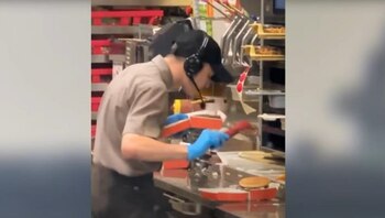 Moment dezgustător filmat într-un fast-food. Un angajat scuipă în mâncare după un conflict cu clientul său privind (…)