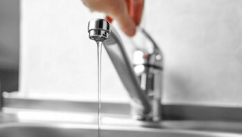 Apă cu nitriţi şi E-coli, în mai multe localităţi din Buzău. Consumul pentru populaţie, restricţionat