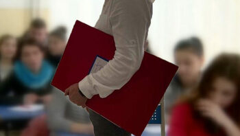 Profesor de religie, urmărit penal după ce i-a trimis mesaje indecente unei eleve de 14 ani