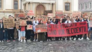 Studenții din Timișoara care spuneau că le plac „bananele, blugii și vacanțele luxoase“ protestează acum față de (…)