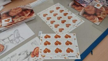 Poșta franceză pune în circulație timbre cu miros de croissant