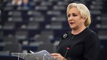 Viorica Dăncilă, surprinsă alături de un robot umanoid în China. Imaginile care au stârnit reacții