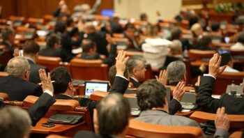 Parlamentarii coaliţiei de guvernare au blocat la votul în plen inițiativa AUR de înființare a unei comisii de (…)