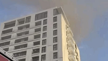 Incendiu violent într-un bloc de 11 etaje din București! 17 persoane au ajuns la spital