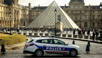 Autoritățile franceze arestează mai mulți suspecți în cazul jafului bijuteriilor coroanei de la Luvru