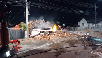 EXPLOZIE urmată de incendiu, într-o casă din Dej. Un bărbat de 50 de ani a fost găsit mort sub dărâmături