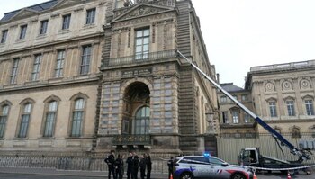 Jaful de la Luvru: Poliția franceză are o săptămână să recupereze bijuteriile istorice furate. „Acest furt este un (…)