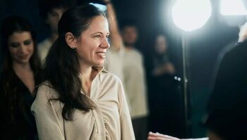 Mirabela Grădinaru, prezentă la un celebru show de modă. Ce preț are ținuta purtată de Prima Doamnă