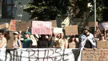 Elevii şi studenţii protestează azi, în Capitală, faţă de tăierea burselor. 