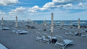 PREȚURI de RAPPS pe Litoral. Sezloguri în Mamaia închiriate la preț de vilă în București