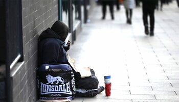 Povestea cerșetorului american arestat în Olanda după ce polițiștii au descoperit, întâmplător, o adevărată AVERE (…)