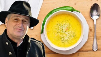 Cât costă o ciorbă de burtă, în restaurantul „Lacrimi și Sfinți” al poetului Mircea Dinescu